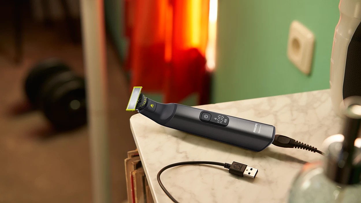 Philips OneBlade Pro 360 Face + Body QP6552/30 viacúčelový zastrihávač - Philips OneBlade s pripojeným USB káblom