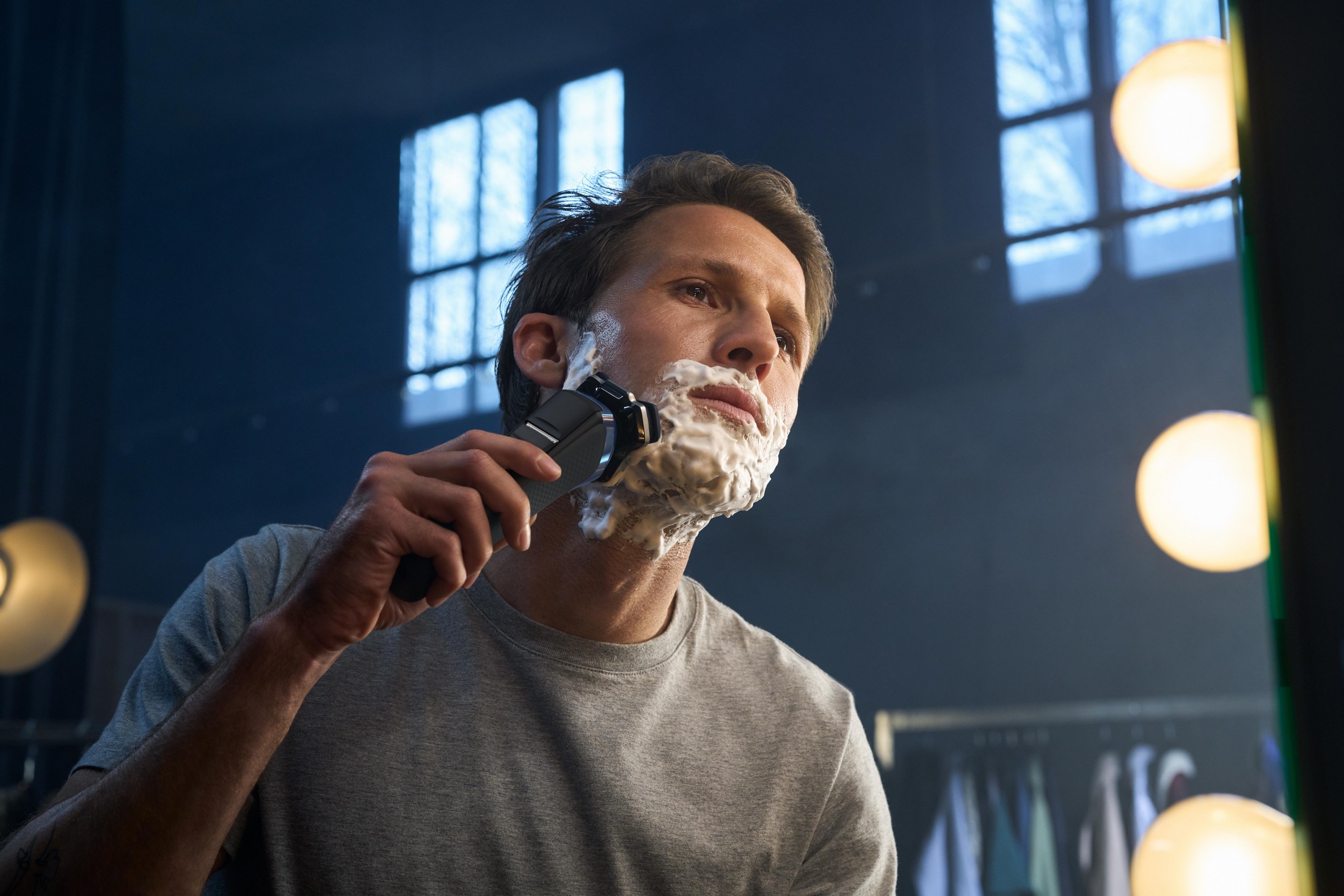 Philips Series 7000 S7882/55 Wet&Dry holiaci strojček - muž s penou na tvári si palicou fúzy